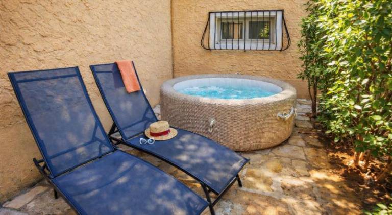 Le jardinet d'Emma avec jacuzzi pour une escapade romantique a Arles — photo 5
