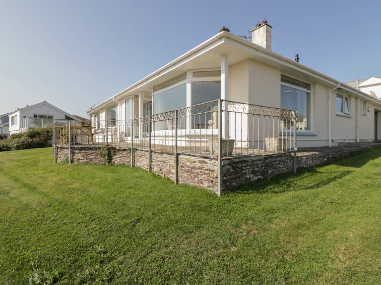 Family-friendly cottage with yard | Beach view | Beach nearby | Pets are welcome in Cornwall, ON