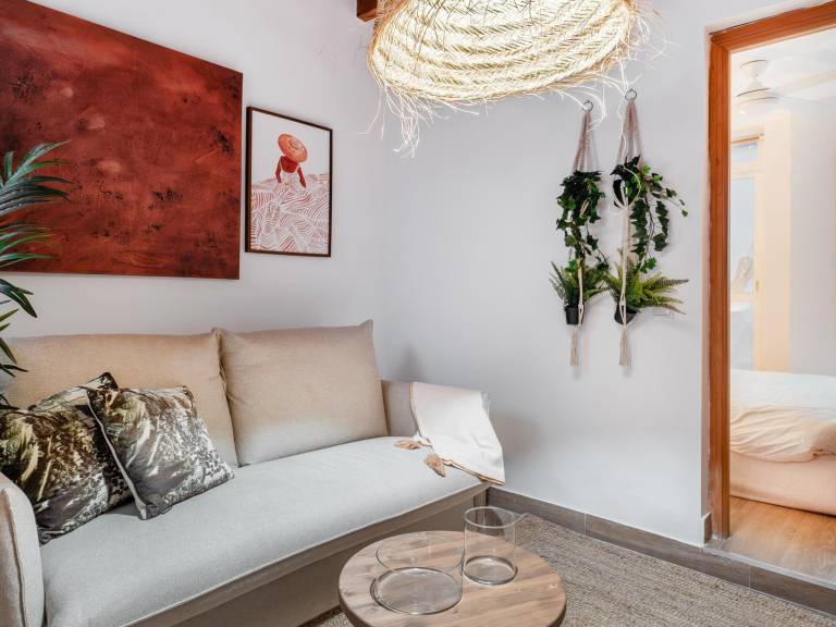 Charming 1-BR Apartment in Heart of Malaga, Close to Calle Larios, A/C, Wi-Fi, Pet-Friendly — photo 3