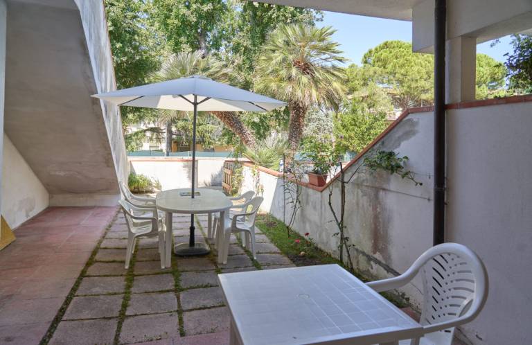 Rental apartment with yard — photo 3
