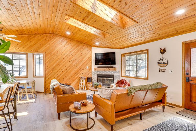 8 Mi to Big Bear Lake: Cabin w/ Deck & Fireplace — photo 4