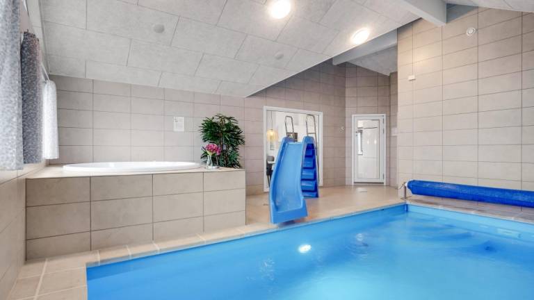 House with jacuzzi, barbecue & terrace in Sønderborg