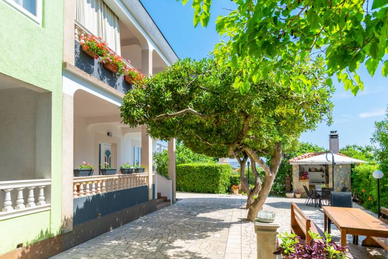 Rental apartment with terrace, grill & yard | Garden view in Rab