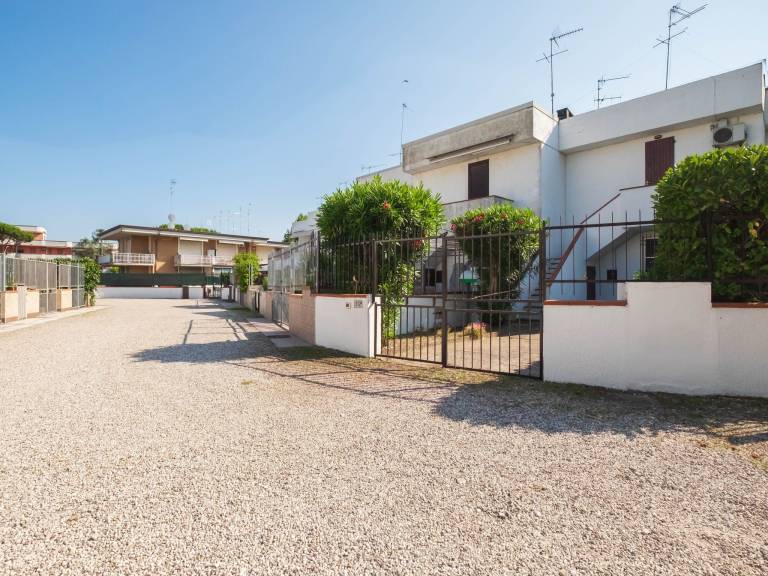 House with barbeque & garden — photo 2