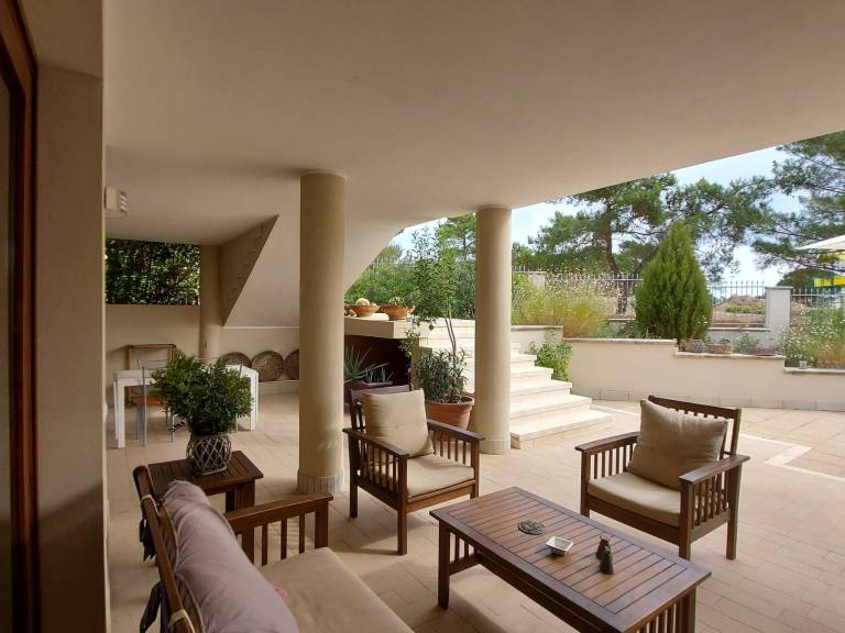 Holiday apartment with pool, barbeque & yard in Capoterra