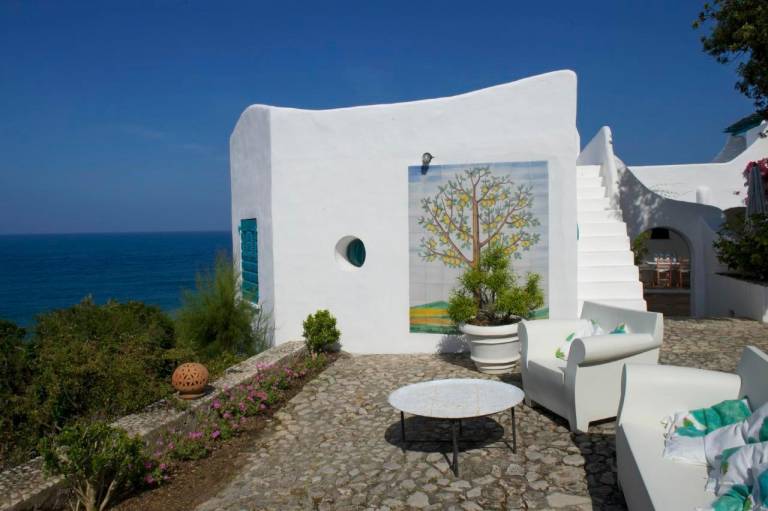 Architektenvilla "Casa Nettuno" mit Meerwasser-Pool erbaut auf einer Klippe direkt am Meer