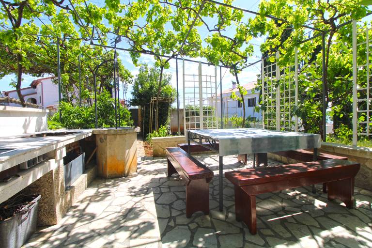 Family-friendly rental apartment with patio & barbecue | Beach nearby | Pet-friendly — photo 3