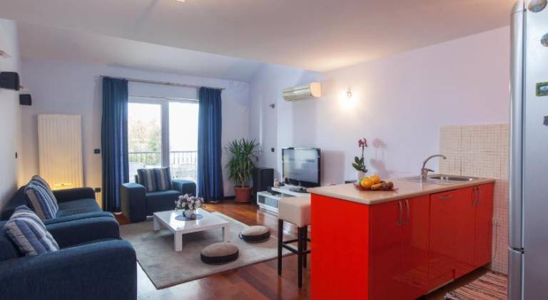 Rental apartment with terrace & barbeque in Tucepi