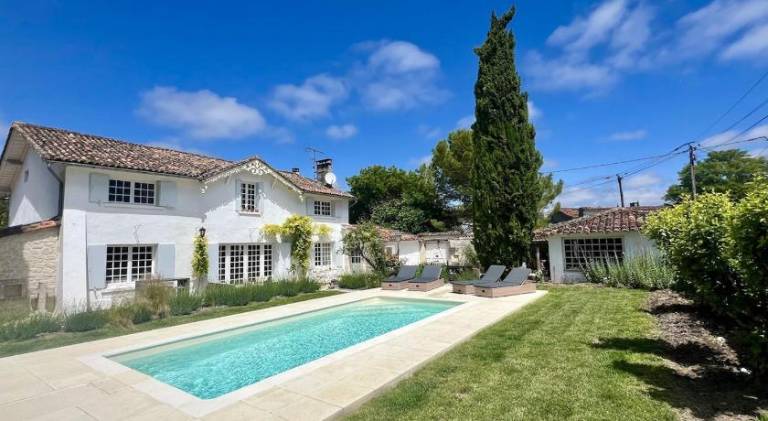 Vacation home with pool in Saintes