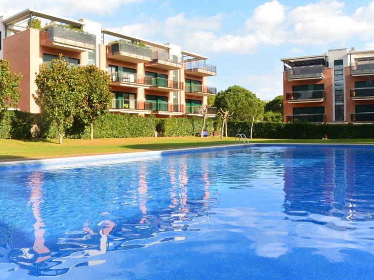 Luxury Apartment with Golf View, Pool, and Near Beach in Pals – Sleeps 6 — photo 2