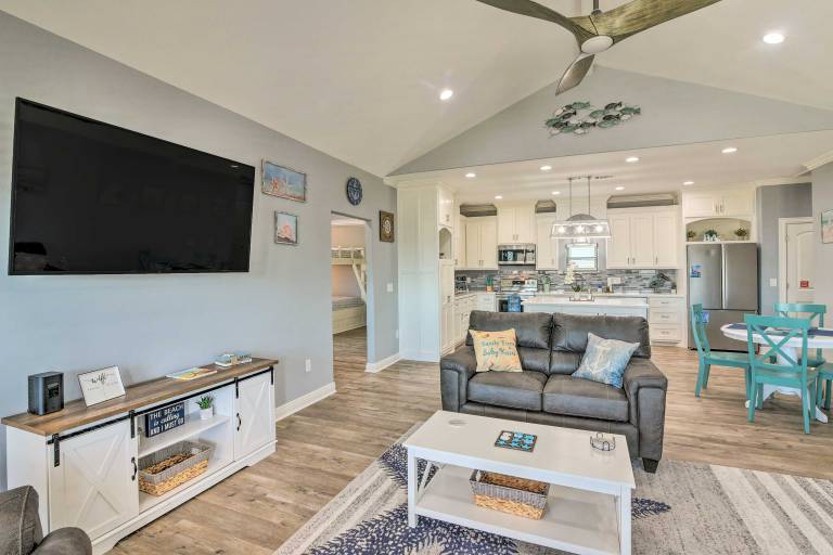 Ocean-View Deck, Walk to Shore: Crystal Beach Gem! — photo 4