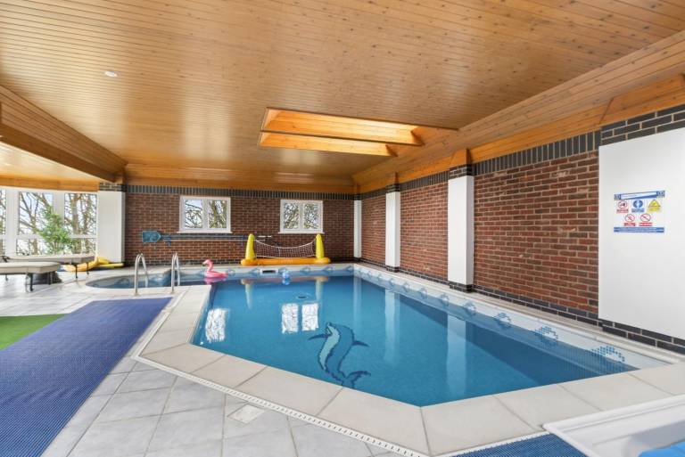 Cottage with sauna, yard & jacuzzi | Water view — photo 2