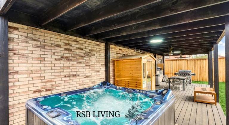 Elite 5BR 3,5BA Holiday Home with Game Room, Hot Tub, & Sauna in Grand Prairie, TX
