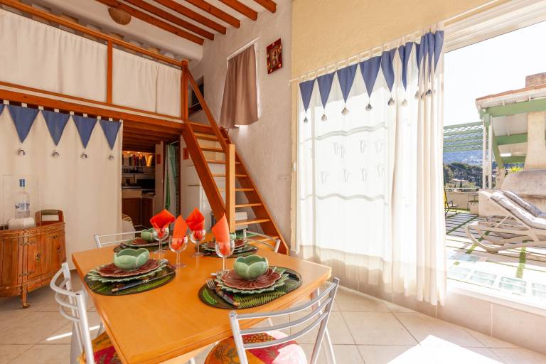 Holiday apartment with pool, garden & terrace — photo 4