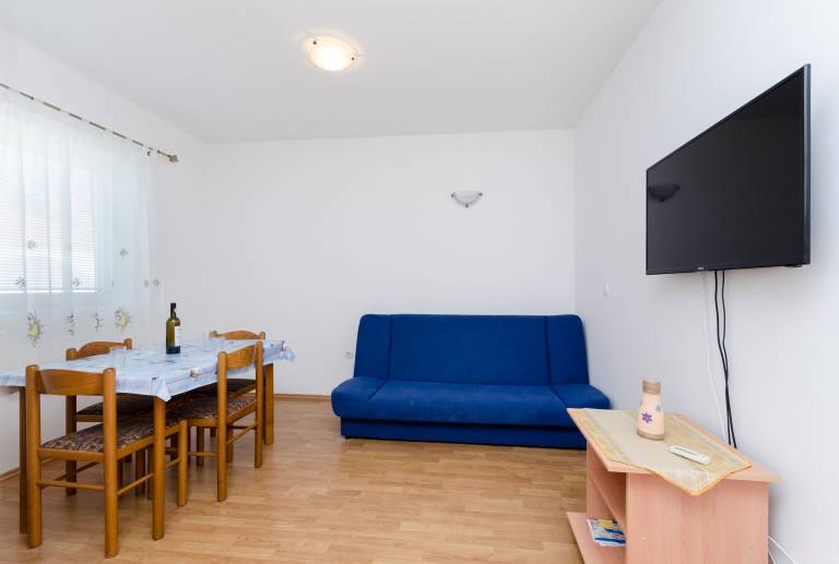 Apartment with barbeque, yard & terrace | Garden view — photo 4