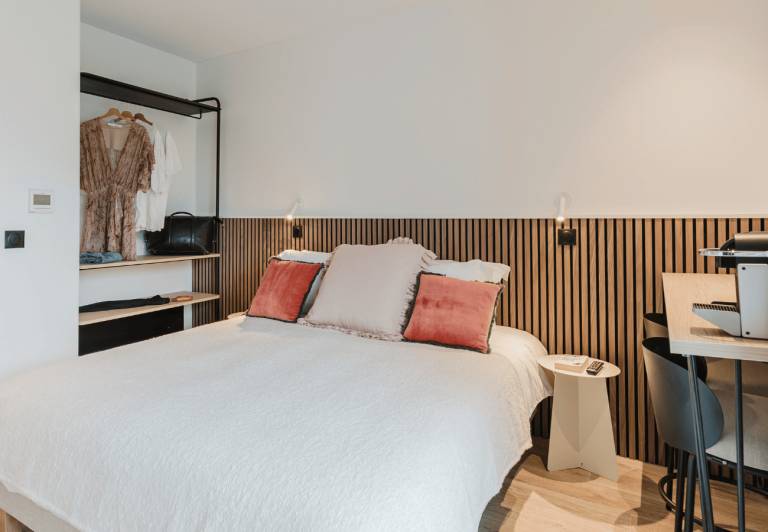 Aparthotel with patio & yard | Pets allowed — photo 2
