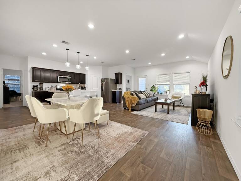 Modern Katy ISD Home with Quartz Countertops, Big Yard & Open Layout — photo 4