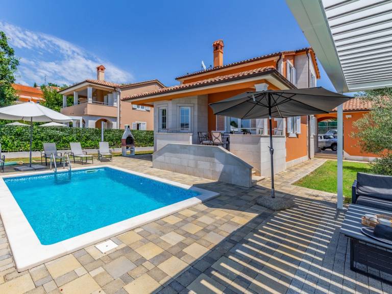 Vacation home with yard, patio & private pool in Pula