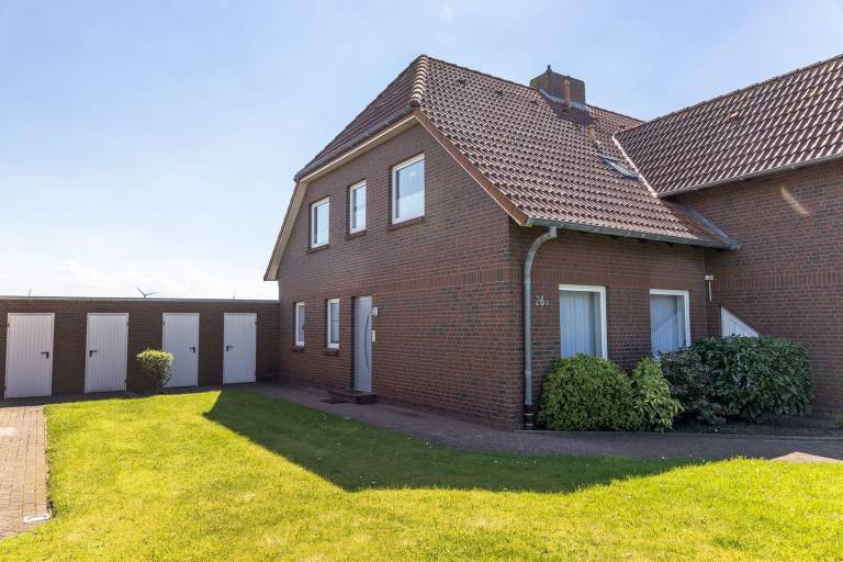 Freie Sicht und idyllisch: Die Erdgeschosswohnung punktet vor allem durch ihre ruhige Lage. Der unverbaute Blick auf die grünen, saftigen Felder Ostfrieslands wird Sie erfreuen. Das Domizil bietet Platz für 4 bis 5 Personen. — photo 4