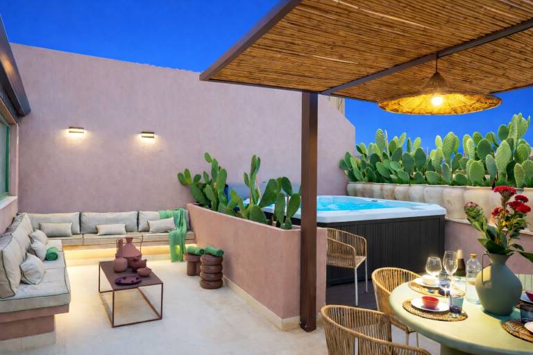 Rental apartment with patio & hot tub | City view — photo 2