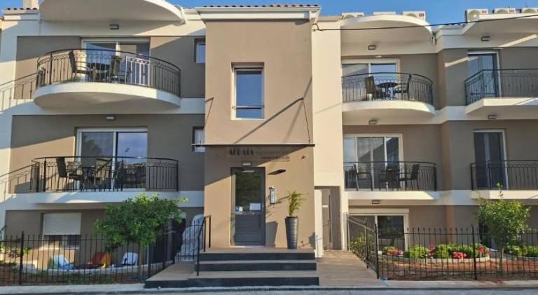 Apartment with patio in Aigialeia