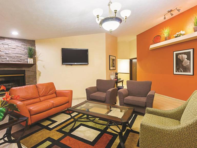 La Quinta Inn & Suites by Wyndham Woodburn — photo 2
