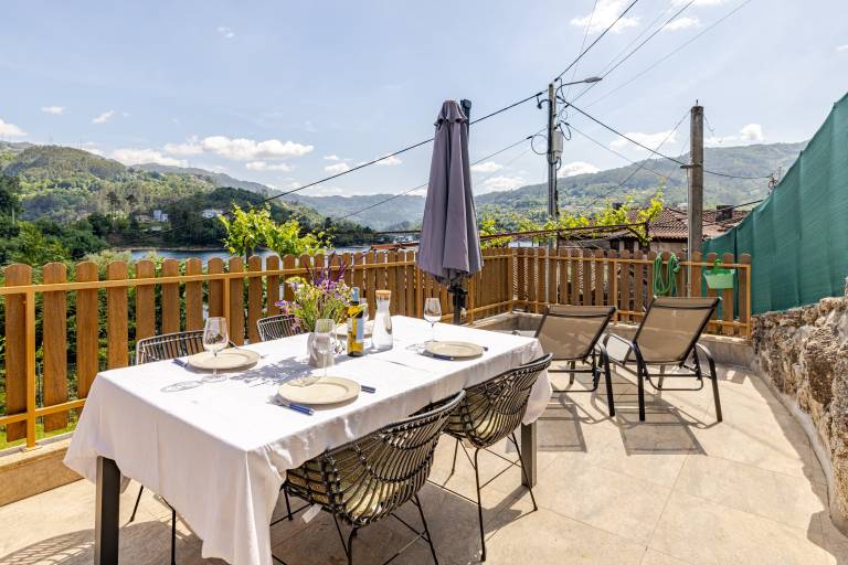 Holiday Home 'Estúdio À Beira Da Água No Gerês' with Lake View, Wi-Fi and Air Conditioning in Braga