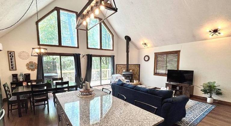 Chalet with hot tub | Pets allowed — photo 2