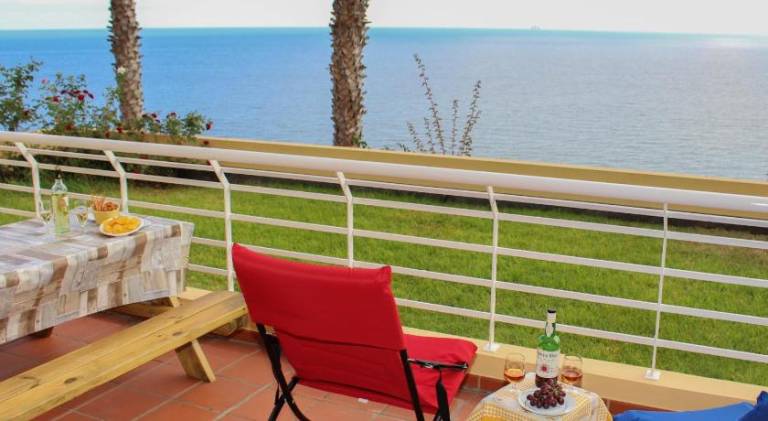 Beautiful rental apartment with terrace & yard | Near Doca do Cavacas | Perfect for remote work | Pet-friendly in Funchal