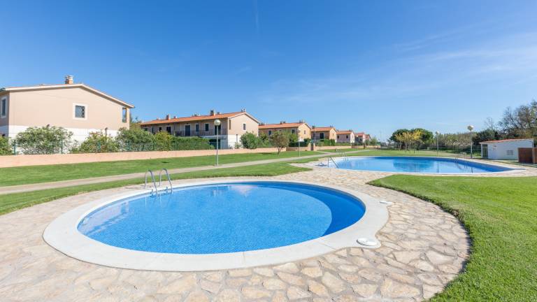 Villa with pool, barbecue & yard — photo 2