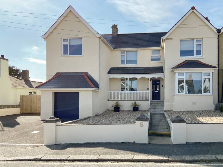 Cottage with terrace, yard & BBQ in Newquay