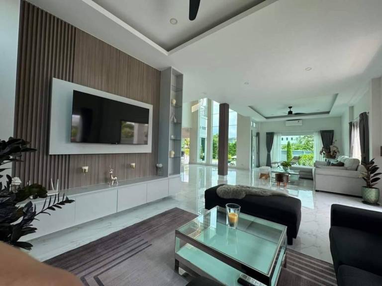 Villa with jacuzzi, yard & pool | Suitable for remote work | Pet-friendly — photo 2