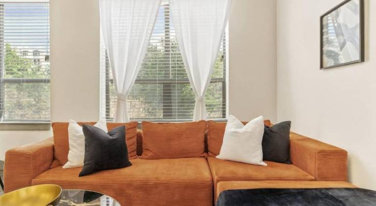 Apartment with pool in Georgetown