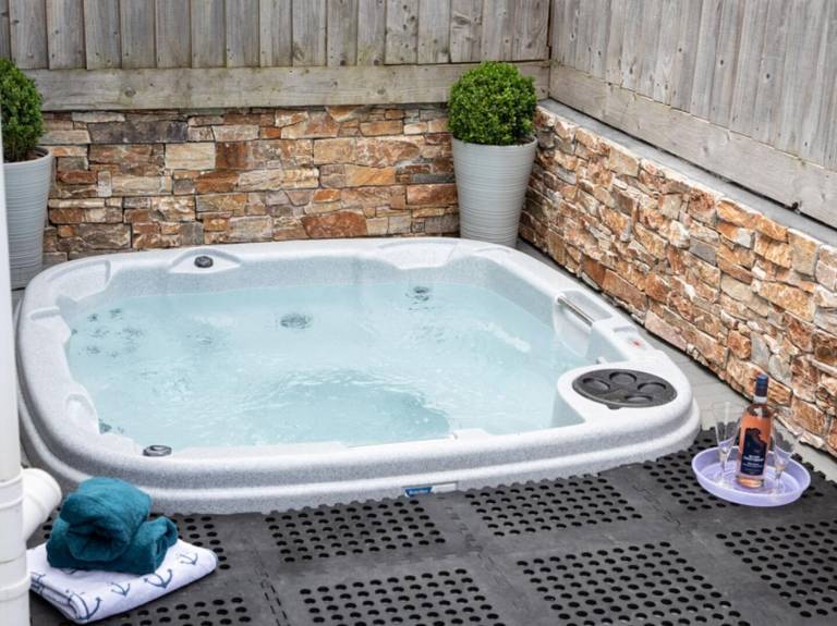 Fully equipped rental apartment with hot tub & yard | Pets are welcome — photo 4