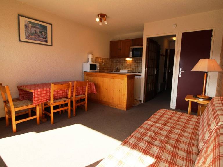Studio cabin, sleeps 4, ski-in/ski-out, near shops, balcony, mountain views — photo 3