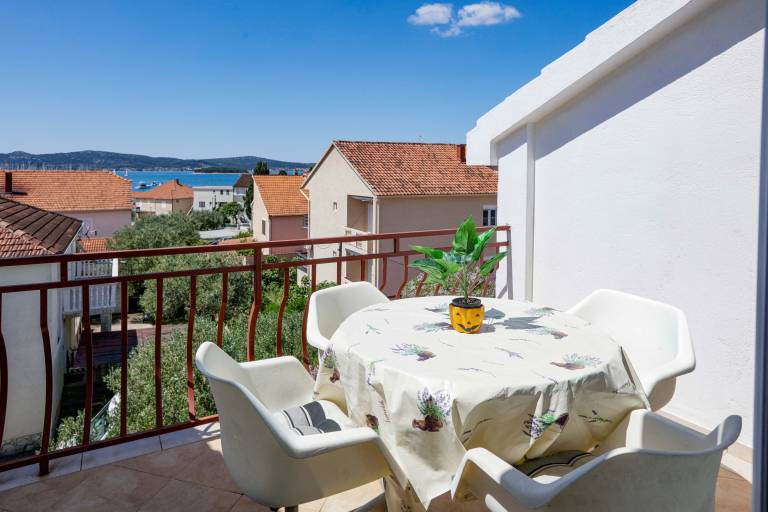 Holiday apartment with patio, barbecue & garden | Sea view | Next to the beach | Dogs allowed in Biograd na Moru