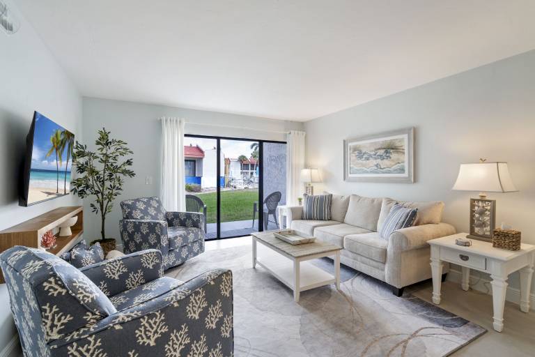 Fully equipped beautiful condo with BBQ & pool | Close to the beach | Pet-friendly in Bradenton Beach, FL