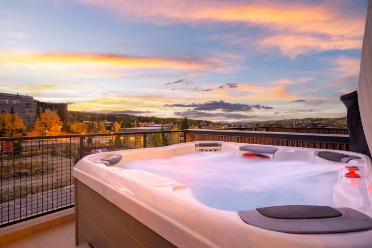 Family-friendly house with hot tub, patio & BBQ | Mountain view | Dogs allowed — photo 2