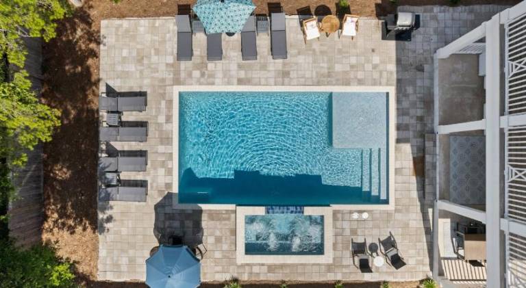 Beautiful vacation home with pool | Pets are welcome in Destin, FL