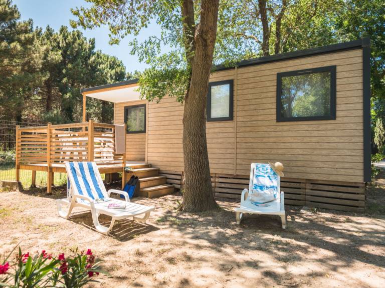 Vacation home with terrace, pool & yard — photo 3
