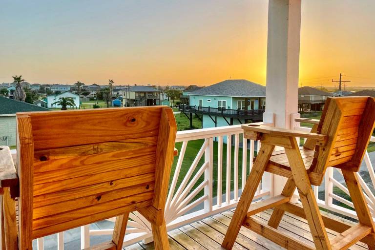 Walk to Crystal Beach: Chic Family Retreat w/ Deck — photo 2