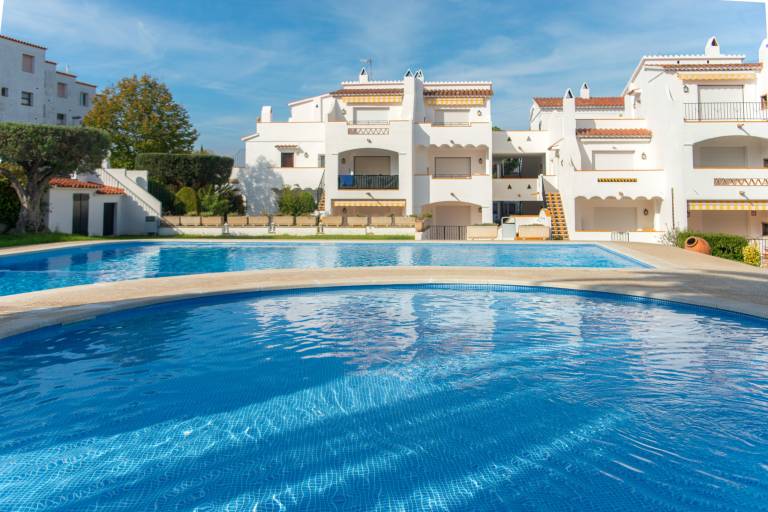 Apartment with patio & pool | Pets are welcome in Roses