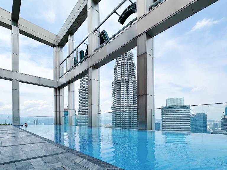 Holiday apartment with sauna, pool & terrace | Next to Petronas Towers | Suitable for remote work in Kuala Lumpur