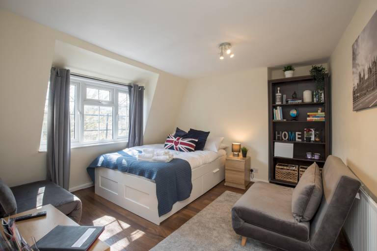 Comfy Apartment by Oval Station Pass the Keys