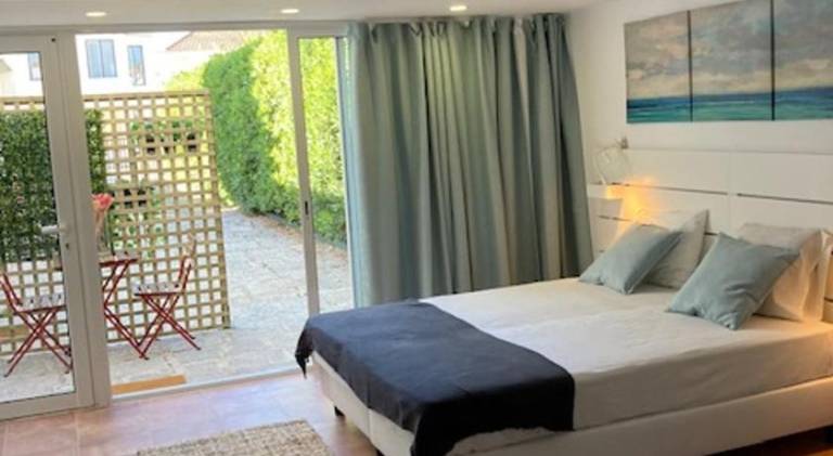 Beautiful Boutique House Near the Beach in Almada