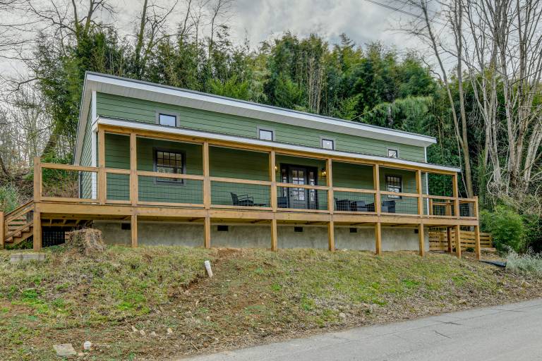 Walk to Main St! Mtn-View Getaway in Waynesville in Wayne, NC