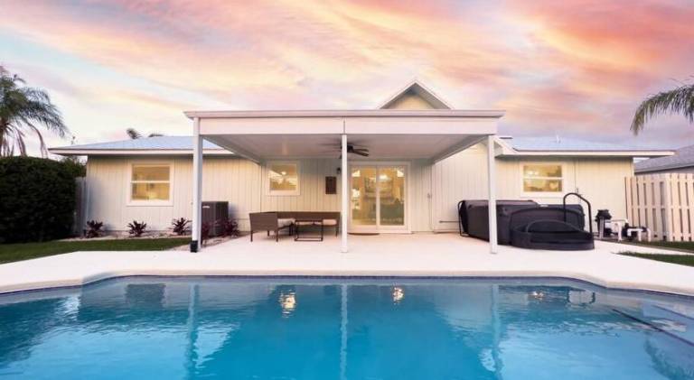 Pleasant vacation home with pool | Pets are welcome in Jensen Beach, FL