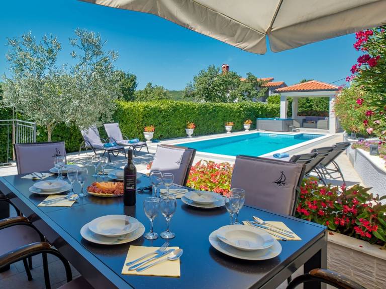 House with patio, grill & private pool — photo 4
