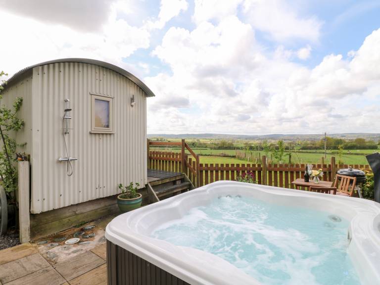 Cottage with yard & hot tub | Dogs allowed — photo 2