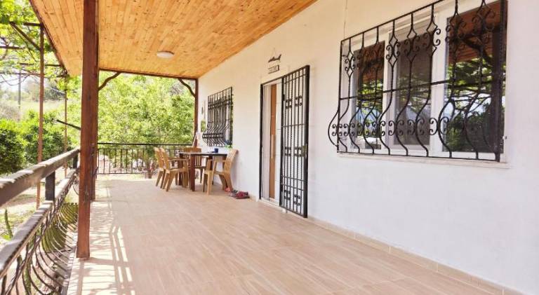 Villa with grill, patio & yard — photo 4